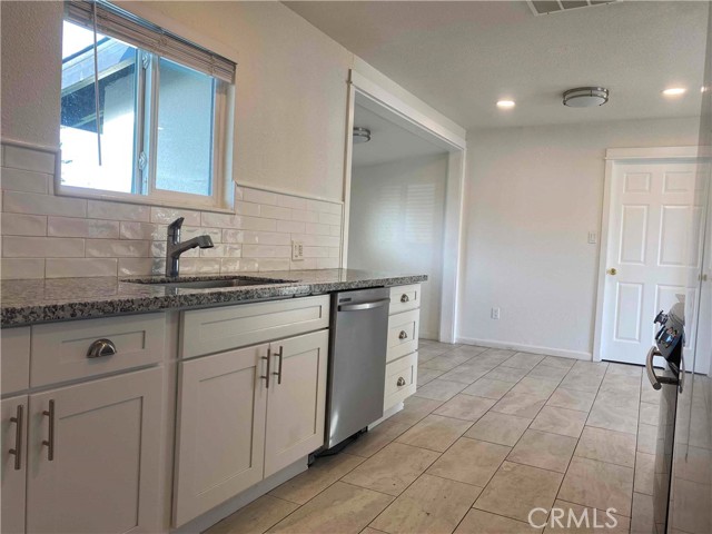 Detail Gallery Image 3 of 14 For 135 W Burlwood Ln, Lemoore,  CA 93245 - 4 Beds | 2/1 Baths