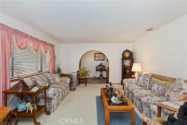 Detail Gallery Image 5 of 47 For 20407 Eyota Ln, Apple Valley,  CA 92308 - 3 Beds | 2 Baths
