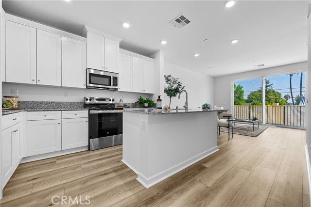 Detail Gallery Image 1 of 28 For 9423 N Sepulveda Blvd. #2,  North Hills,  CA 91343 - 3 Beds | 3 Baths