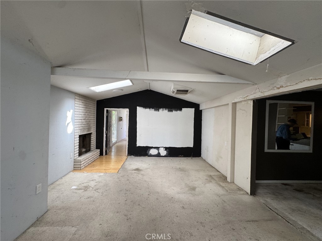 https://media.crmls.org/medias/bed0ef05-5ce4-486b-ba8c-859d3bf1d41e.jpg?preset=X-Large