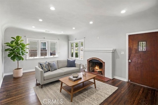 Detail Gallery Image 3 of 36 For 2682 E Villa St, Pasadena,  CA 91107 - 4 Beds | 3 Baths