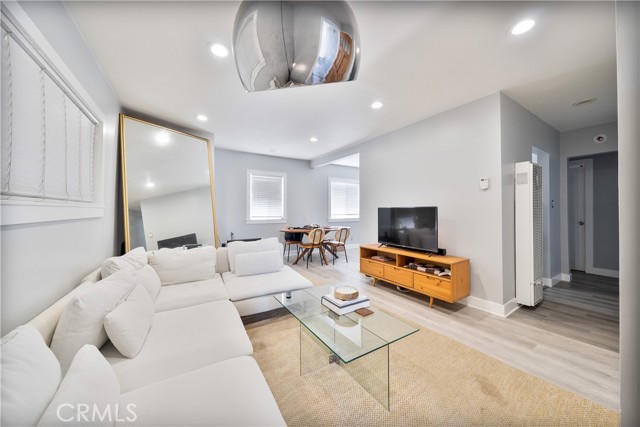 828 Indiana Avenue, Venice CA: https://media.crmls.org/medias/bed5cb05-5618-4c3f-8f69-48d486ebfad0.jpg