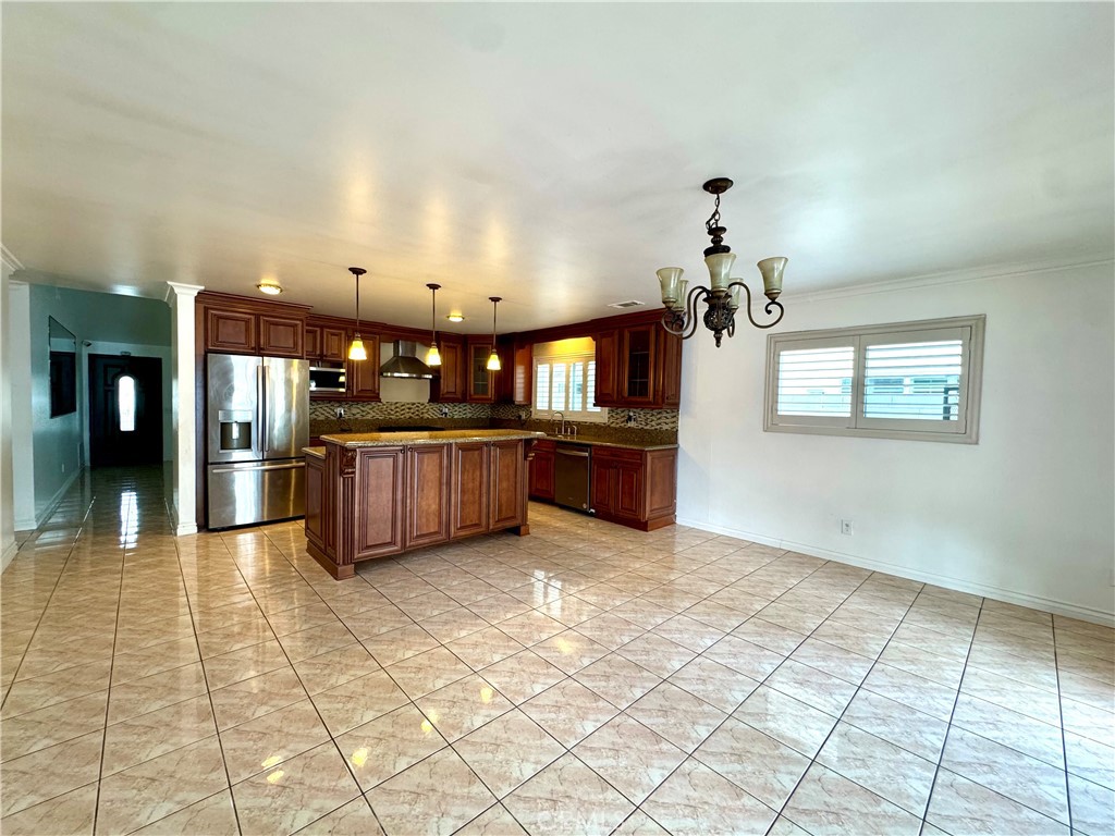 https://media.crmls.org/medias/bed75233-17c3-4b7b-9653-e0293f4dc37e.jpg?preset=X-Large