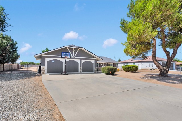 Detail Gallery Image 4 of 45 For 14947 Larch St, Hesperia,  CA 92345 - 3 Beds | 3 Baths