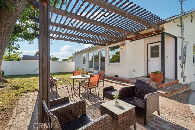 17048 Baltar Street, Lake Balboa CA: https://media.crmls.org/medias/bedf83d7-77e1-4289-916d-f6408219faa3.jpg