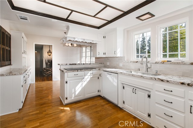 Detail Gallery Image 6 of 50 For 9659 Calvin, Northridge,  CA 91324 - 3 Beds | 3 Baths