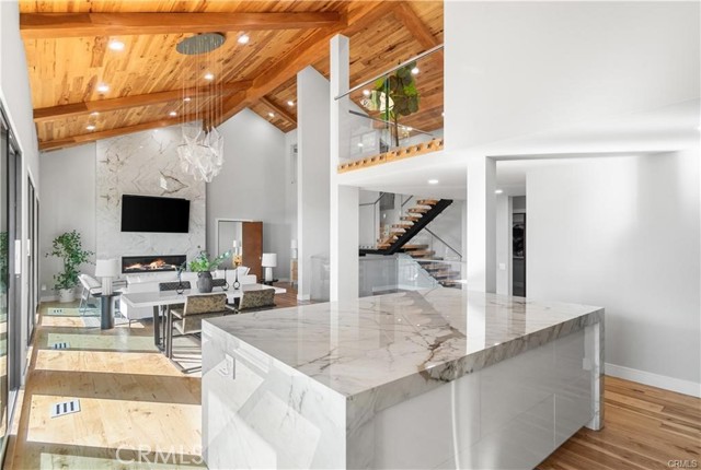 Detail Gallery Image 12 of 55 For 8566 Hollywood Bld, Los Angeles,  CA 90069 - 6 Beds | 6/1 Baths