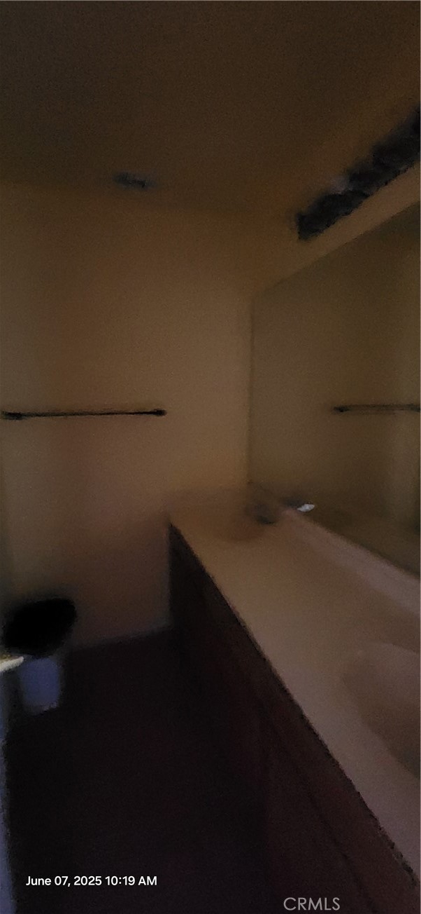 https://media.crmls.org/medias/bee2cc3d-498a-4645-b992-92204d155f77.jpg?preset=X-Large