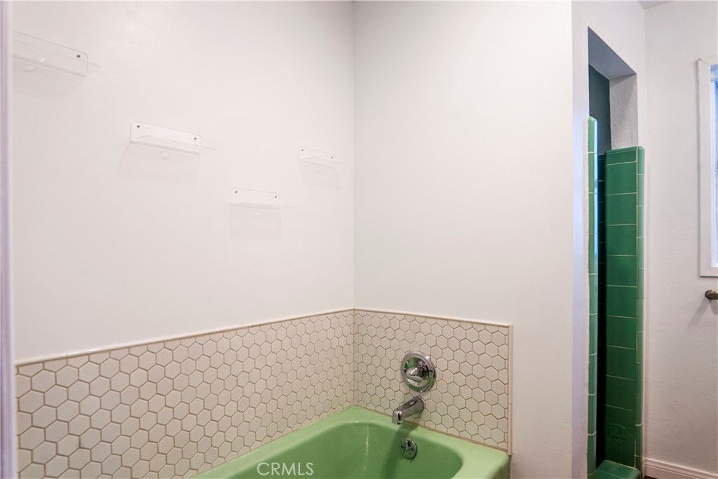 https://media.crmls.org/medias/bee5335d-e645-43f6-8265-b17844debfc7.jpg?preset=X-Large