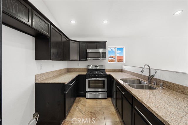 Detail Gallery Image 11 of 58 For 4042 E Avenue R6, Palmdale,  CA 93552 - 3 Beds | 2 Baths