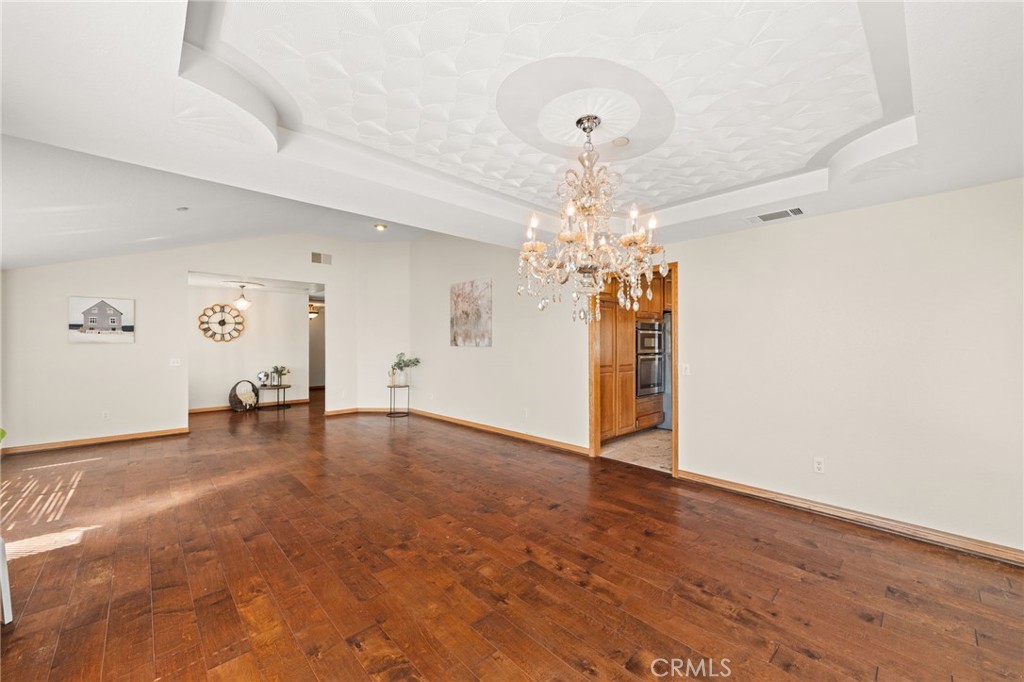https://media.crmls.org/medias/beec75be-bbd9-4e00-9778-2f530364885f.jpg?preset=X-Large