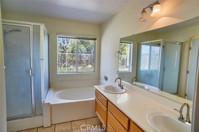 Detail Gallery Image 12 of 17 For 19711 Skyview Ct, Canyon Country,  CA 91351 - 3 Beds | 2 Baths