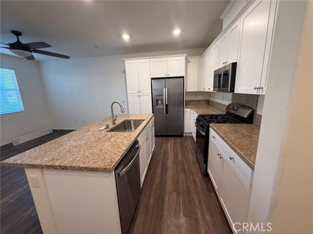 14527 Sienna Place, Eastvale CA: https://media.crmls.org/medias/beedac10-43e9-4faa-a4fb-debd04609161.jpg