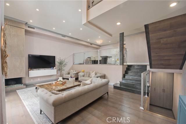 Detail Gallery Image 2 of 27 For 5315 White Oak #K,  Encino,  CA 91316 - 3 Beds | 2/1 Baths