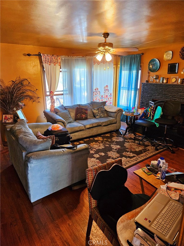 https://media.crmls.org/medias/bef9bba3-2e5c-447c-9890-bd5297432950.jpg?preset=X-Large
