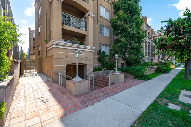 4259 Fulton Avenue, Sherman Oaks CA: https://media.crmls.org/medias/befbe80b-9a39-4448-8599-04a3ab01049c.jpg