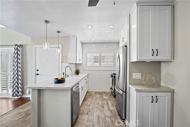 Detail Gallery Image 8 of 37 For 24451 Leonard Tree Ln #201,  Newhall,  CA 91321 - 2 Beds | 2 Baths