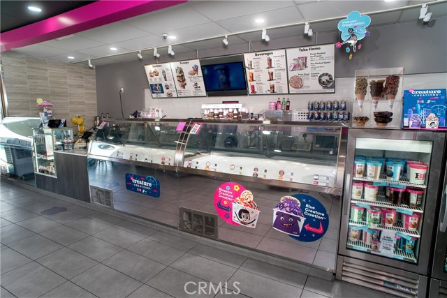 0, Toluca Lake CA: https://media.crmls.org/medias/befe1d7c-098b-40c8-8f24-3b3bd4f6963a.jpg