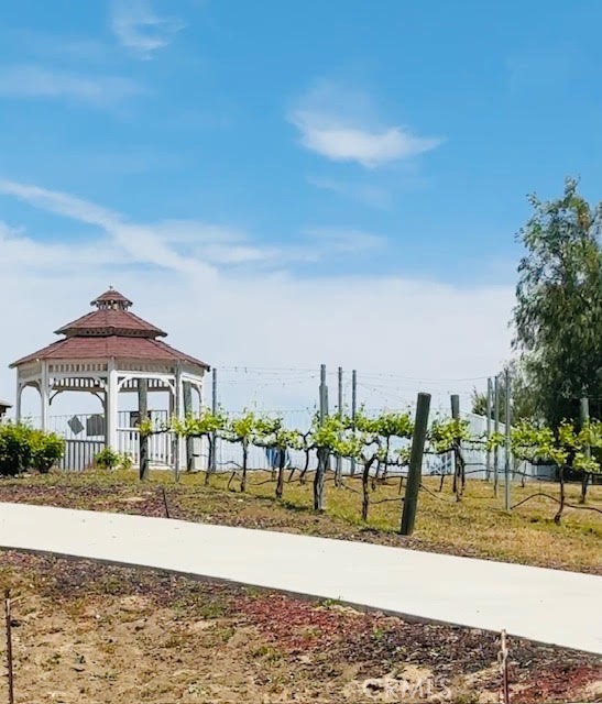 https://media.crmls.org/medias/beff69ad-99ce-43c7-8bfe-b82c5d516c6e.jpg?preset=X-Large