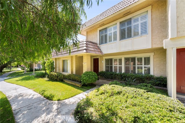 7667 Whitewater Drive, Huntington Beach CA: https://media.crmls.org/medias/bf0167a5-cbcf-4ddd-86cb-3bc9aac40db4.jpg