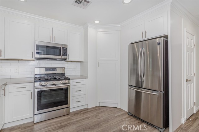 Detail Gallery Image 6 of 12 For 1042 E Almond Ave, Orange,  CA 92866 - 2 Beds | 2 Baths