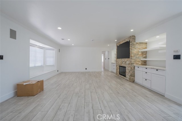 9830 Foothill Boulevard, Sylmar CA: https://media.crmls.org/medias/bf018e12-da54-497b-9a68-9182f763fccd.jpg