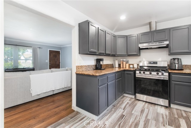 Detail Gallery Image 6 of 18 For 7516 Milwood Ave, Canoga Park,  CA 91303 - 2 Beds | 1 Baths