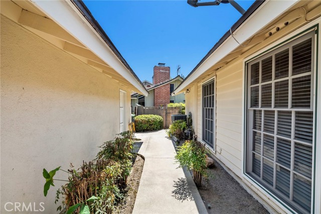 11121 Kensington Road, Los Alamitos CA: https://media.crmls.org/medias/bf02b518-e2e6-455b-80bc-4d4306ba4fb5.jpg