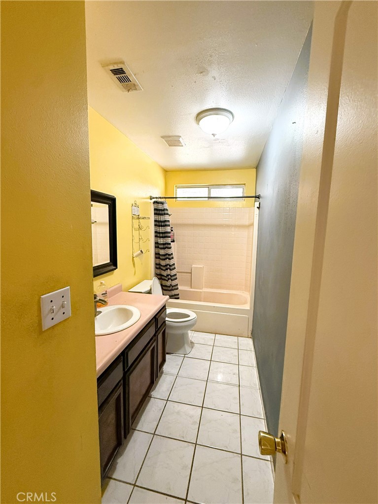 https://media.crmls.org/medias/bf03954c-5d2d-4ab4-a28f-3a8409e2e06c.jpg?preset=X-Large