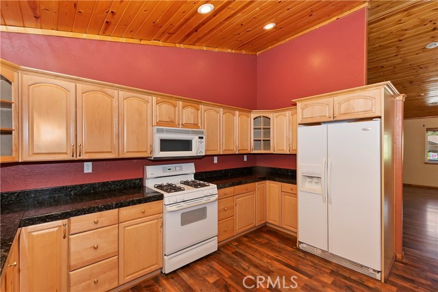 Detail Gallery Image 17 of 44 For 518 E Fairway Bld, Big Bear City,  CA 92314 - 3 Beds | 2 Baths