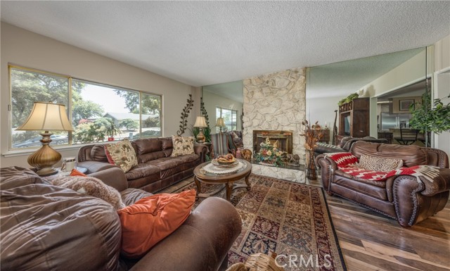 2242 Oak Crest Drive, Riverside CA: https://media.crmls.org/medias/bf05f9d5-85db-47cc-b3d1-420b7492a68e.jpg