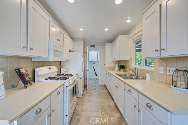 228 W OLD MILL, Corona CA: https://media.crmls.org/medias/bf0a9037-c168-475f-89ae-8ce92b85304c.jpg