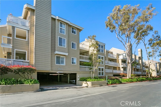 20191 Cape Coral Lane, Huntington Beach CA: https://media.crmls.org/medias/bf0b6379-1e74-46dc-ac92-23b930ca3b04.jpg