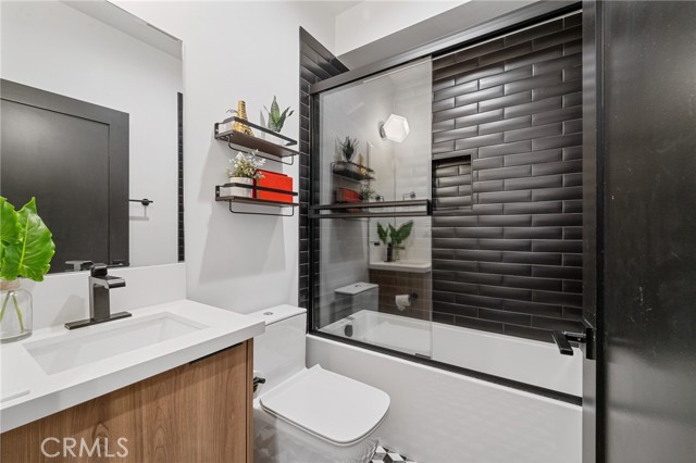 Detail Gallery Image 22 of 27 For 11314 Victory Bld, North Hollywood,  CA 91606 - 3 Beds | 3/1 Baths