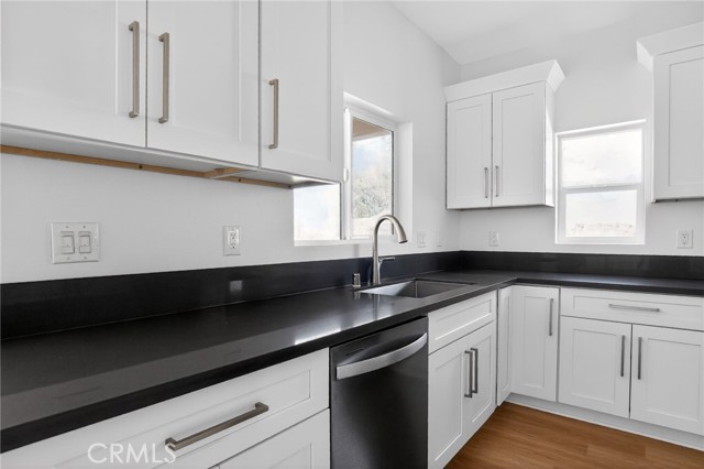 Detail Gallery Image 4 of 33 For 16015 Ceres Ave, Fontana,  CA 92335 - 3 Beds | 4/1 Baths