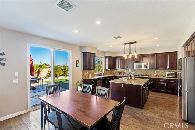 Detail Gallery Image 6 of 66 For 1431 Burnett Cir, Corona,  CA 92882 - 5 Beds | 3/1 Baths