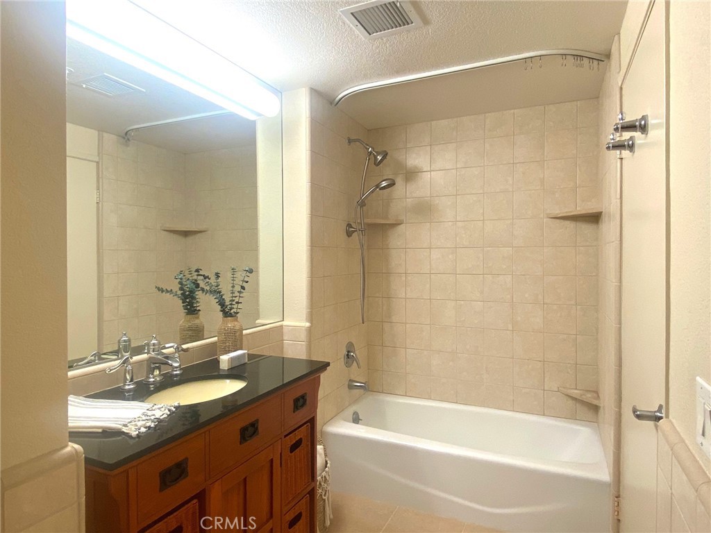 https://media.crmls.org/medias/bf1771bb-2fdb-408d-aac2-70bd77cf18e3.jpg?preset=X-Large
