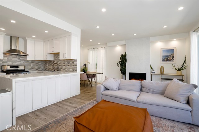 Detail Gallery Image 2 of 25 For 11723 Goshen Ave #103,  Los Angeles,  CA 90049 - 3 Beds | 2 Baths