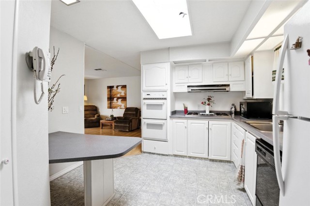 1 Driftwood Trail, Half Moon Bay CA: https://media.crmls.org/medias/bf187b19-2200-4007-a52f-d76e7911bb2f.jpg
