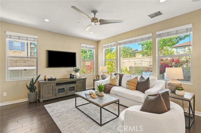 15 Clover, Lake Forest CA: https://media.crmls.org/medias/bf19bdb6-4c6c-4e89-9094-bf35aae20195.jpg