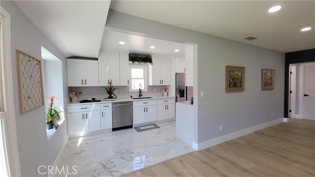 38320 Rosemarie Street, Palmdale CA: https://media.crmls.org/medias/bf1c5f5d-d0c6-46ae-97a1-ea84c09d2813.jpg