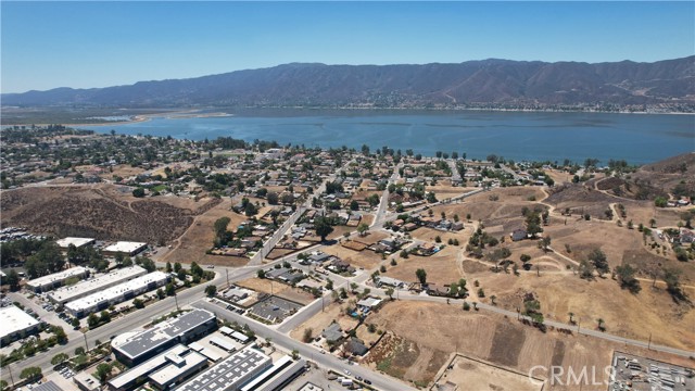 18271 Treleven Avenue, Lake Elsinore CA: https://media.crmls.org/medias/bf1edcc0-879d-4e1e-af97-70f85383a13f.jpg