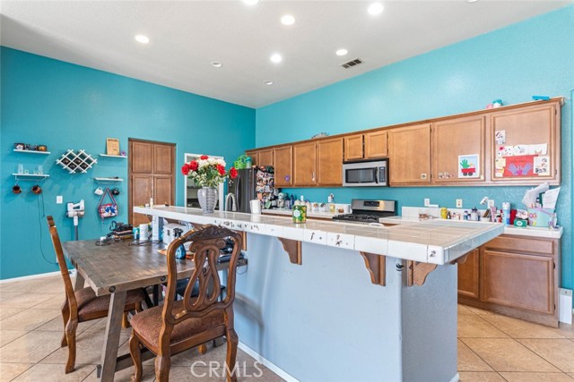 Detail Gallery Image 10 of 35 For 14193 Fresian, Apple Valley,  CA 92307 - 4 Beds | 3 Baths