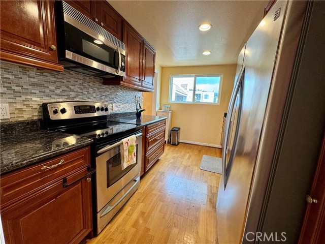 Detail Gallery Image 3 of 24 For 1401 Valley View Rd #325,  Glendale,  CA 91202 - 2 Beds | 2 Baths