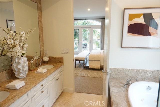 11974 Mayfield Avenue, Los Angeles CA: https://media.crmls.org/medias/bf220433-8b11-43bb-a9e3-33b04c290294.jpg