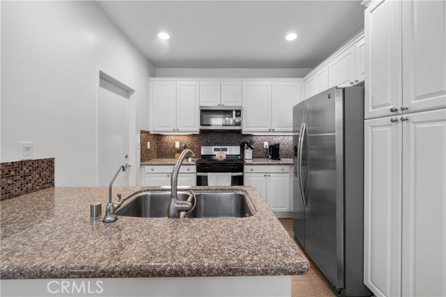Detail Gallery Image 9 of 19 For 19415 Opal Ln, Saugus,  CA 91350 - 2 Beds | 2/1 Baths