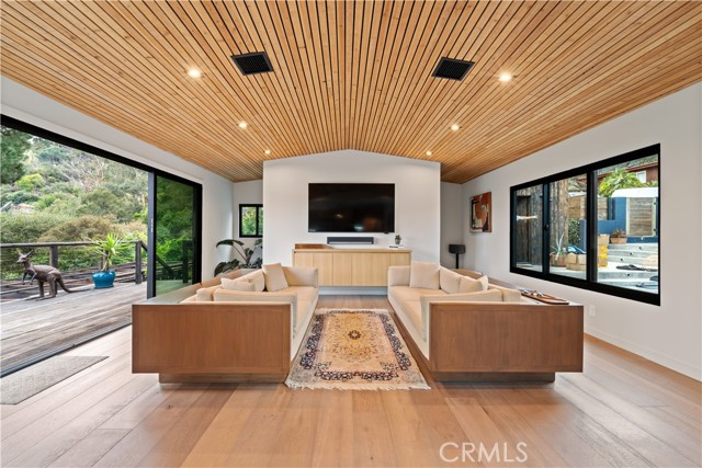 19778 Grand View Drive, Topanga CA: https://media.crmls.org/medias/bf232df8-2e66-40ae-be65-ef94ae10ca19.jpg