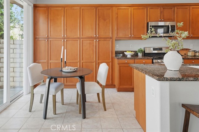 Detail Gallery Image 14 of 43 For 19345 Laroda Ln, Saugus,  CA 91350 - 3 Beds | 2/1 Baths