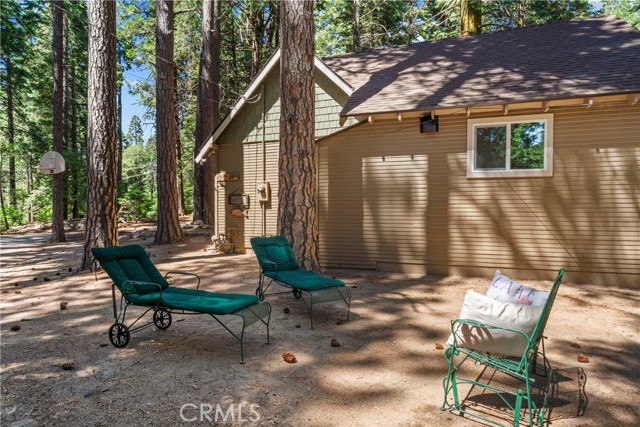 27917 Squirrel Lane, Lake Arrowhead CA: https://media.crmls.org/medias/bf298f22-6980-4469-8391-17bdbff9a08b.jpg