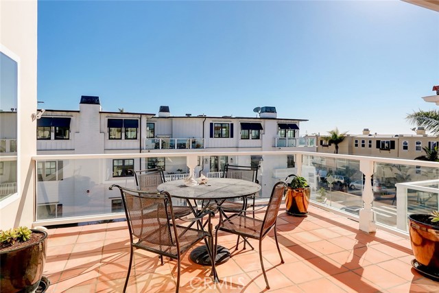 309 3rd Street, Manhattan Beach CA: https://media.crmls.org/medias/bf2a7461-5539-46ad-ab77-43b16b4d49cd.jpg
